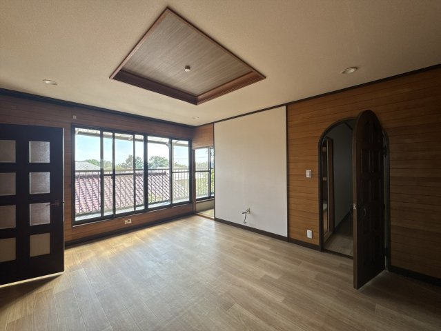 【中古戸建】前橋市上泉町の洋室|■洋室｜木製で懐かしさのある家具やアンティーク調の小物に囲まれてレコードを流したり小説を読んだり…そんな心ときめく暮らしをしませんか？