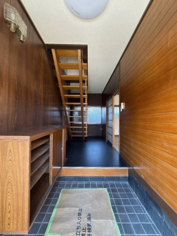 【中古戸建】前橋市上泉町の玄関|■玄関｜「玄関から、我が家を心地よく。自然の風や光を感じられる気持ちのいい玄関へ。」永く居心地のいい暮らしを演出する快適性能と安心を両立させたドアを採用しました！
