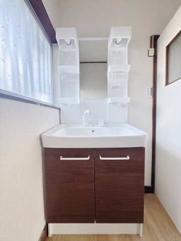 【中古戸建】前橋市上泉町の独立洗面台|■洗面室｜ゆとりのある洗面脱衣室ではお子様と並んで歯磨きもできるので一緒に成長を楽しめます♪ひろびろとした洗面室で、朝の準備も楽しくなります☆.*