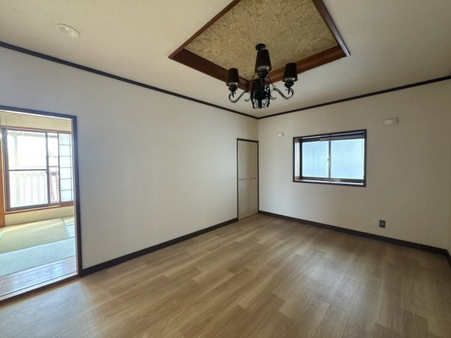 【中古戸建】前橋市上泉町の洋室|■洋室｜お子様の一人部屋にピッタリな洋室。木のぬくもりを感じるフローリングは、天然木の味わいが時とともに深みを増していきます。また、傷にも強く、フリーワックスでお手入れもラクラクです♪