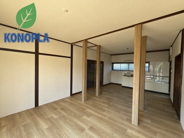 【中古戸建】前橋市上泉町の居間・リビング|■リビング｜木製で懐かしさのある家具やアンティーク調の小物に囲まれてレコードを流したり小説を読んだり…そんな心ときめく暮らしをしませんか