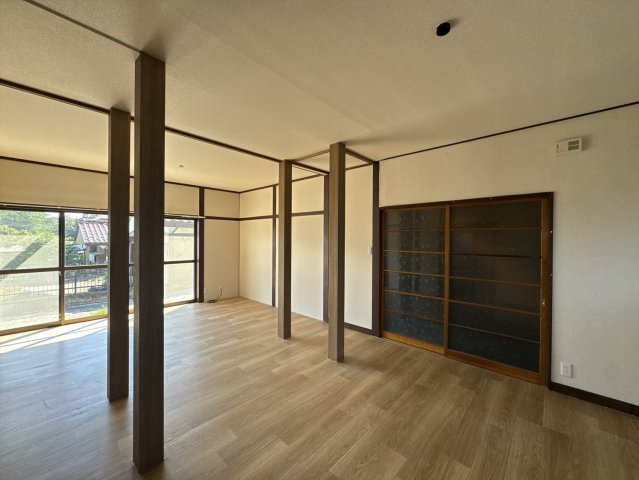【中古戸建】前橋市上泉町の居間・リビング|■リビング｜落ち着きのある表情を見せるリビングダイニング。太陽の光がたっぷり差し込むリビングは、自然とご家族が集まる居心地の良い空間です。