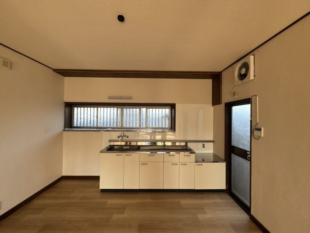 【中古戸建】前橋市上泉町のキッチン|■キッチン｜ワークトップの幅が広く、お子様といっしょにお料理をつくったり、ちょっとしたパーティーも楽しめます。フラットなのでお掃除がしやすいのもポイントです♪