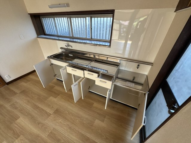 【中古戸建】前橋市上泉町のキッチン|■キッチン｜ワークトップ下には、圧力鍋やパスタ鍋などのかさばる調理器具もラクラク収納可能な収納！ものが溢れがちなキッチン回りもスッキリきれいに管理ができます♪