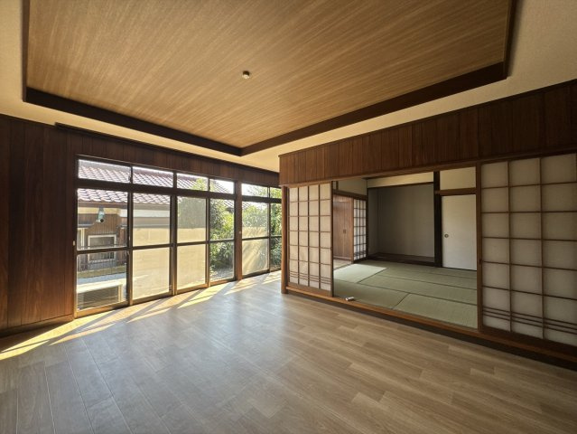 【中古戸建】前橋市上泉町の洋室|■洋室｜大きい窓からあたたかいたっぷりの光が入ります♪開放的な空間で毎日をもっと快適に(*＾＾*)
