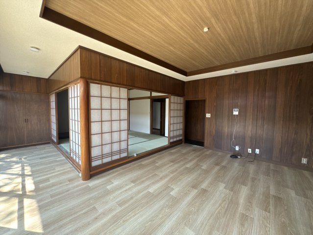 【中古戸建】前橋市上泉町の洋室|■洋室｜時の流れと共に陽射しは装いを変え空間に新たな彩りを与えます。一日中家に居ても飽きることなく過ごすことができる素敵な空間です♪