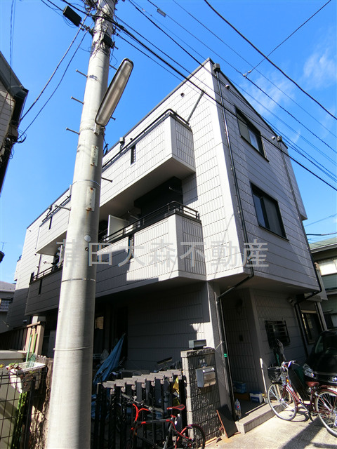 カーサ　ジラソーレの外観|1998年3月築　鉄骨造地上3階建て総戸数16戸
東京都大田区大森東1丁目　京急本線平和島駅近最寄り徒歩3分、大森町駅徒歩5分
