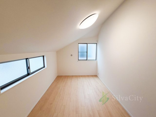 世田谷区給田4丁目の収納|普段使わない荷物をまとめて収納できる嬉しい小屋裏収納。収納場所に困りがちなファミリーにも心強い設計です。