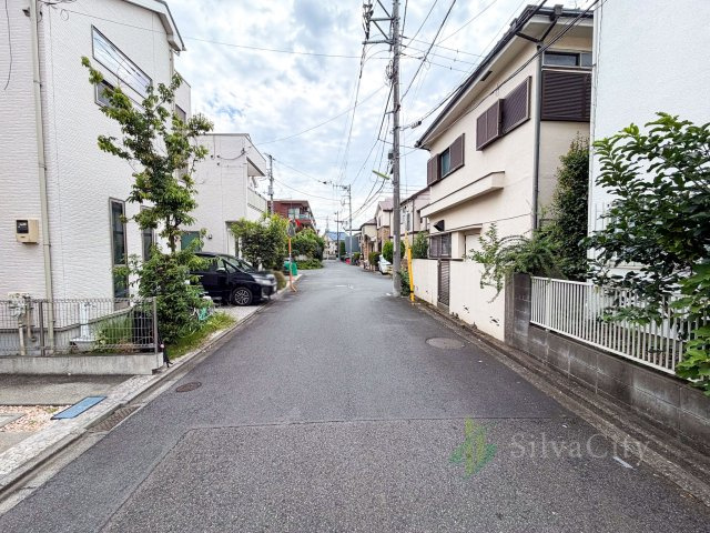 世田谷区給田4丁目の前面道路含む現地写真|南道路に面し、明るい陽光を取り込みやすい立地。前面道路は幅員約5.5mあります。