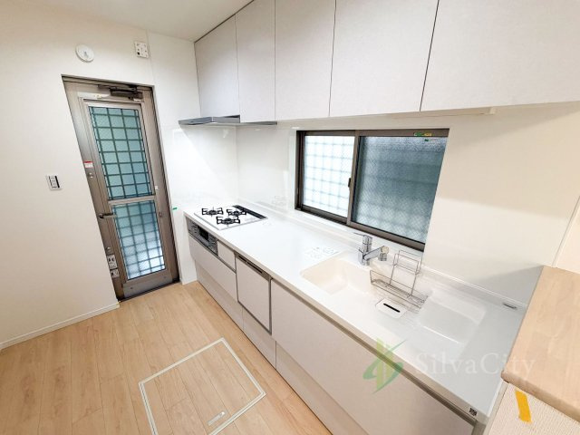世田谷区給田4丁目のキッチン|毎日の家事をサポートする食洗機・浄水器付きシステムキッチン！作業スペースもしっかり確保されています。