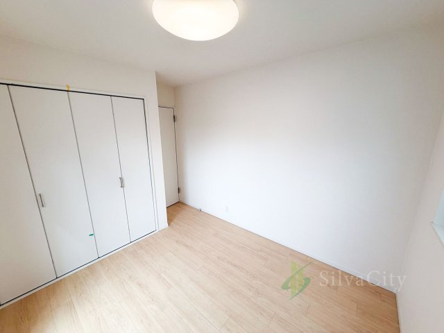 世田谷区給田4丁目の洋室|全居室フローリングのすっきりとした室内♪家具のテイストを選ばず、お好みの空間づくりを楽しめます。