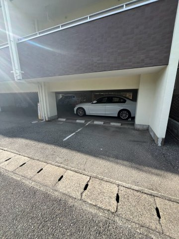 西宮市瓦林町の賃貸マンションの駐車場