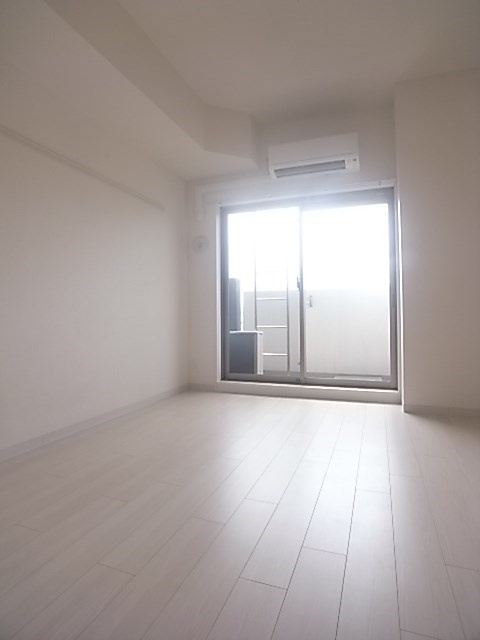 神戸市兵庫区西出町２丁目の賃貸マンションの居間・リビング