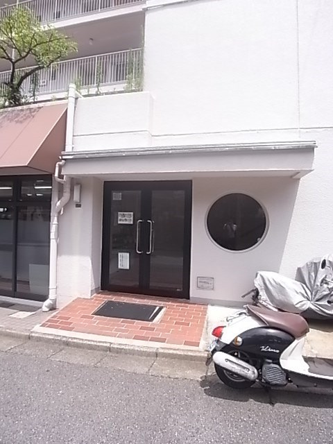 惣町サンハイツのエントランス