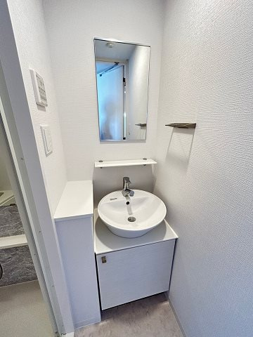 エスリードレジデンス大阪ウエストコートの洗面所|明るい洗面所です