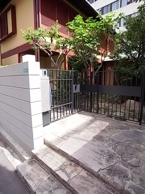 西宮市南昭和町の一戸建てのエントランス
