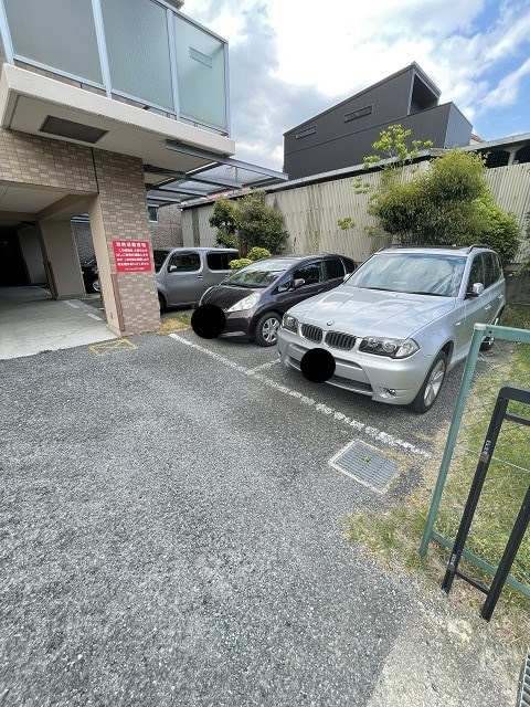 西宮市久保町の賃貸マンションの駐車場