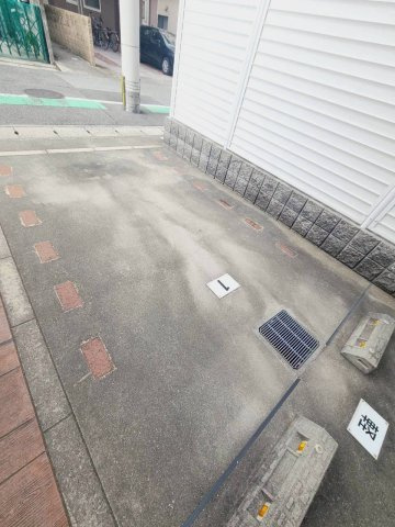 西宮市越水町の賃貸マンションの駐車場