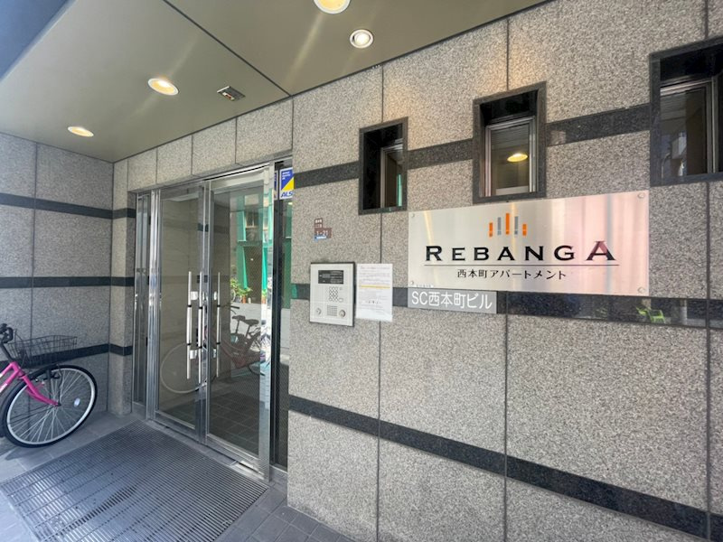 レバンガ西本町APのエントランス