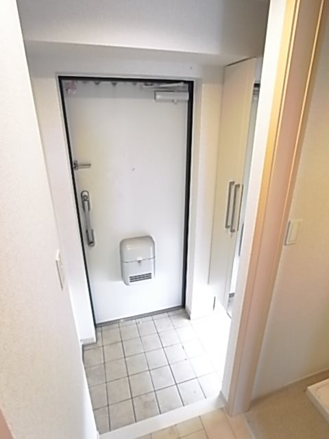 西宮市門前町のアパートの玄関