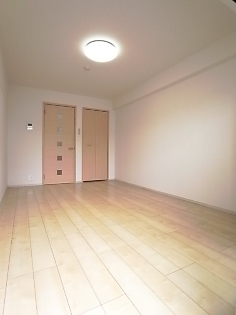 西宮市門前町のアパートの居間・リビング