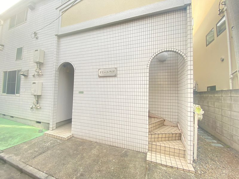 ドミール池尻のエントランス