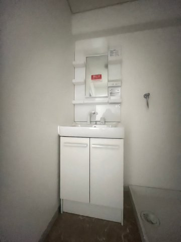 神戸市兵庫区水木通６丁目の賃貸マンションの独立洗面台|朝の支度にも助かる、独立の洗髪洗面化粧台