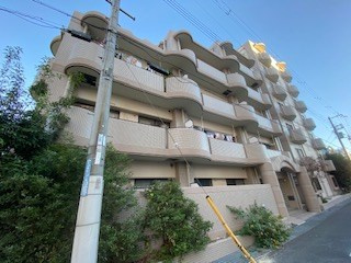 サンプラザ本山南の外観