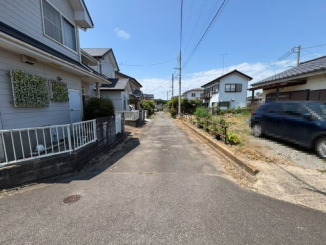 稲敷市蒲ケ山　中古戸建の前面道路含む現地写真