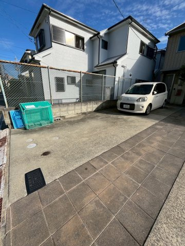 ラフィネ小松B棟の駐車場