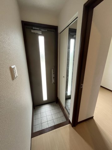 ラフィネ小松B棟の玄関