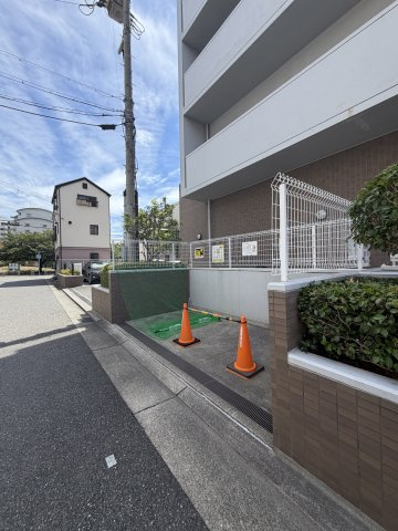 神戸市兵庫区浜中町１丁目の賃貸マンションの駐車場