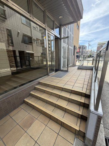 神戸市兵庫区浜中町１丁目の賃貸マンションのエントランス