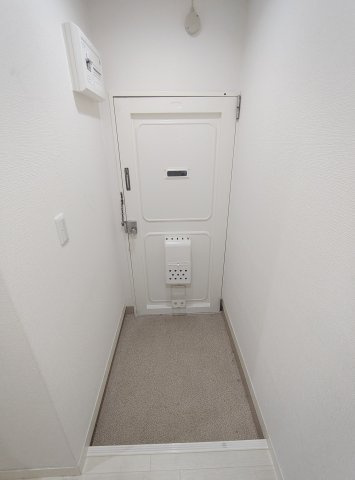 六甲ビルの玄関