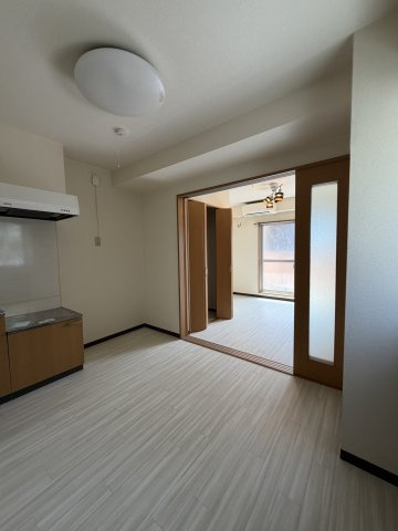 神戸市須磨区若木町１丁目の賃貸マンションの居間・リビング