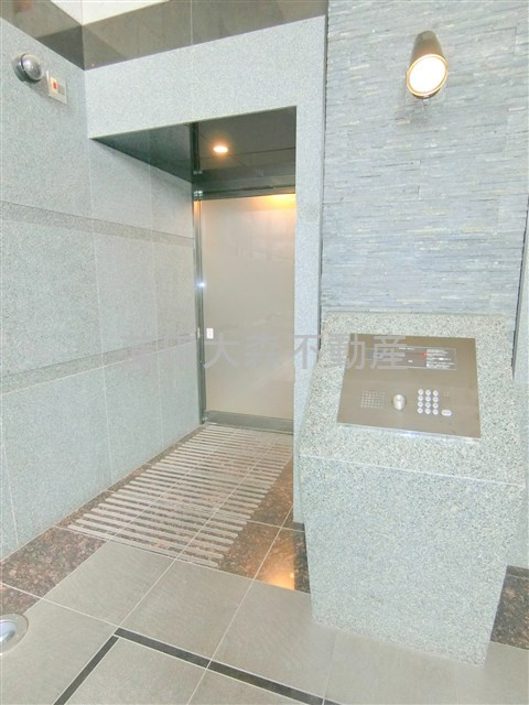 ルーブル仲六郷弐番館のエントランス
