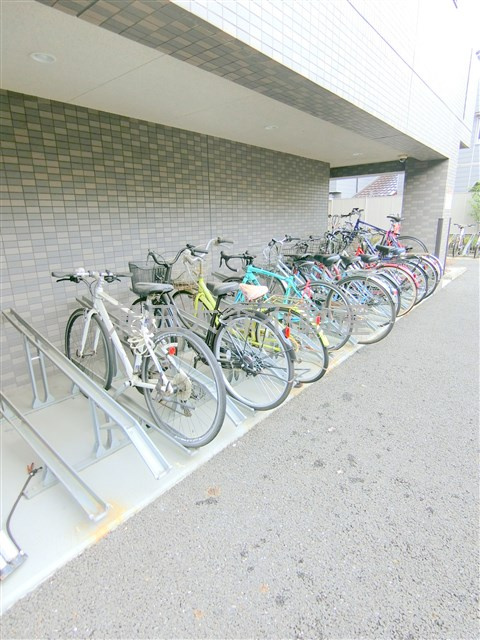 ルーブル仲六郷弐番館のその他共用部分|ラック式の無料駐輪場
