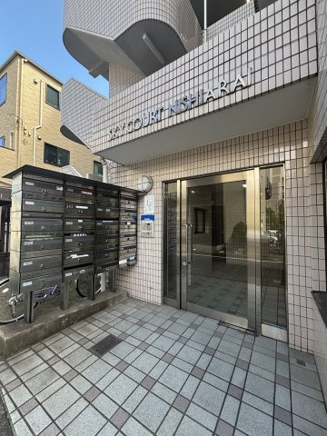 スカイコート西新井のエントランス