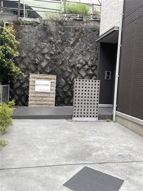 ウイング大倉山のエントランス