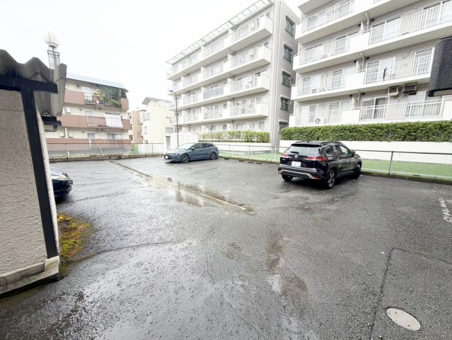 コーポ緑地の駐車場