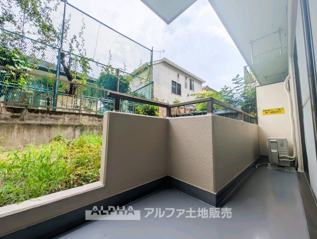 マック羽村コートのバルコニー|外からの目が気にならないバルコニーで洗濯物が干せます