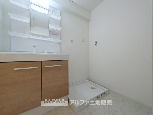 マック羽村コートの独立洗面台|独立洗面台、小物を置くことができて便利です
