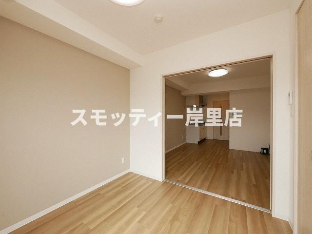 グランパシフィック難波南innovationの寝室|広くて明るい寝室