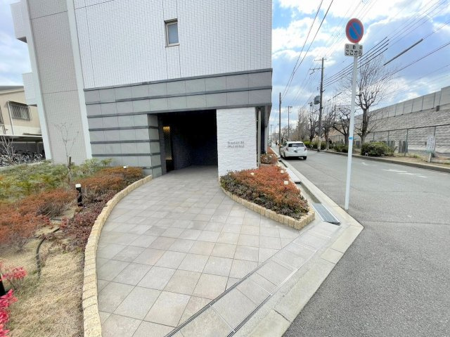 レジュールアッシュ淡路駅前のエントランス