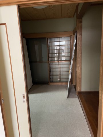 昭和レトロな和の趣、自分好みに育てるリノベ素材～神奈川県横浜市金沢区六浦3丁目～の和室|木の温もりが残る静かな空間。書斎や趣味部屋に適しています。