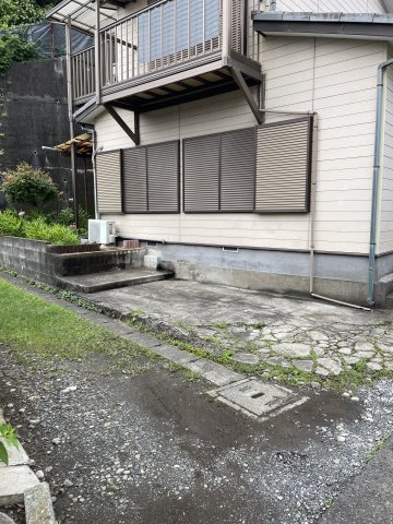 昭和レトロな和の趣、自分好みに育てるリノベ素材～神奈川県横浜市金沢区六浦3丁目～の駐車場|敷地内に駐車スペースを確保。
