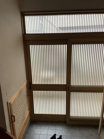 昭和レトロな和の趣、自分好みに育てるリノベ素材～神奈川県横浜市金沢区六浦3丁目～の玄関|格子戸から光が入り、和の趣で家族を迎える玄関。