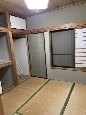 昭和レトロな和の趣、自分好みに育てるリノベ素材～神奈川県横浜市金沢区六浦3丁目～の和室|床の間や障子など、伝統的な和の設えが残る室内。