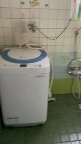 静かな路地奥の住まい～神奈川県藤沢市藤が岡２丁目～の浴室|お風呂場に洗濯機が置けるようになっています