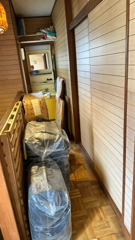静かな路地奥の住まい～神奈川県藤沢市藤が岡２丁目～の洗面所|木の温もりが残る板張り壁と便利な廊下洗面スペース